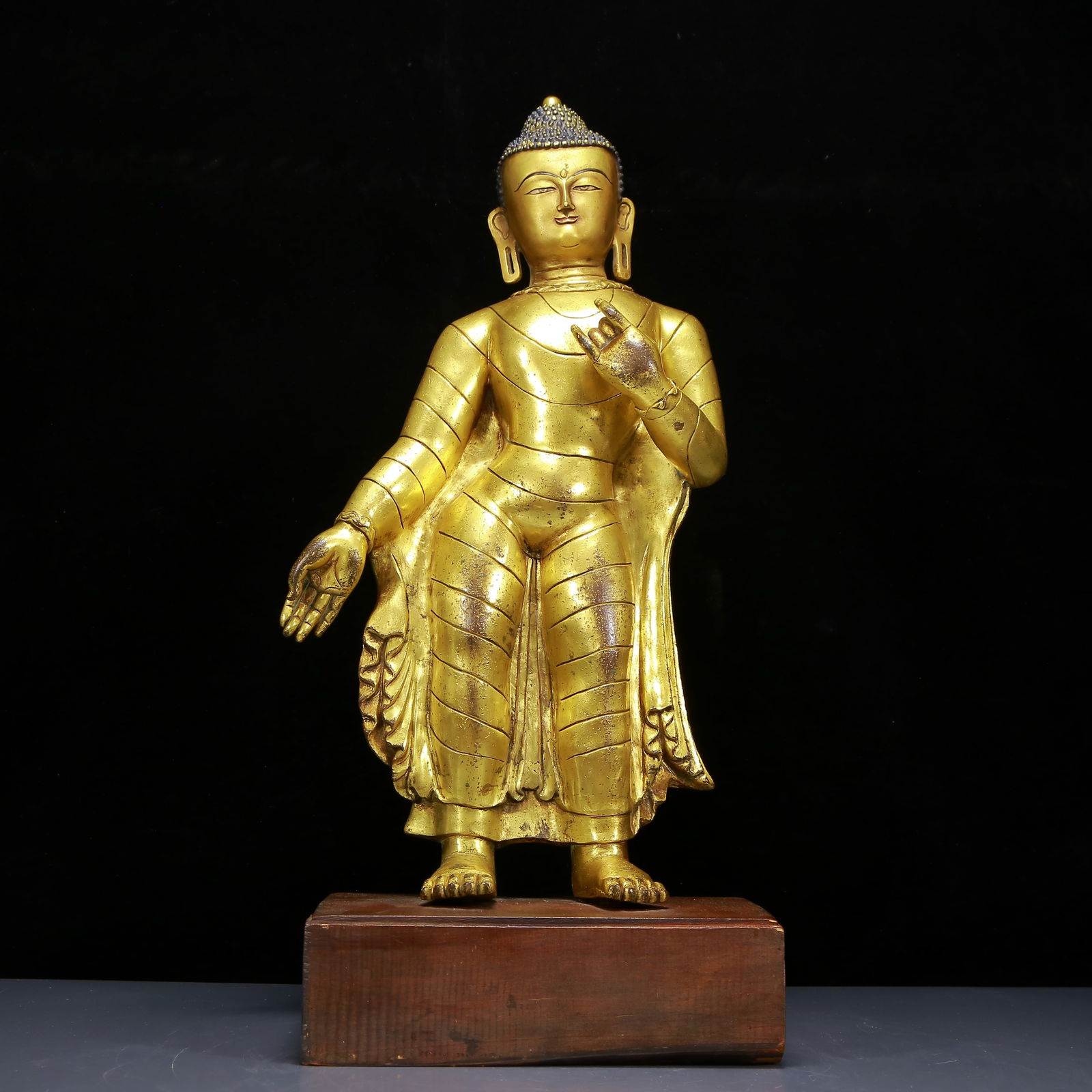 A Solemn Gilt Bronze Statue of Sakyamuni: A Solemn Gilt Bronze Statue of Sakyamuni,Ming Dynasty, China,Size:9.4inx5.5inx22.4in,Weight:10085g 铜鎏金释迦摩尼像，明代