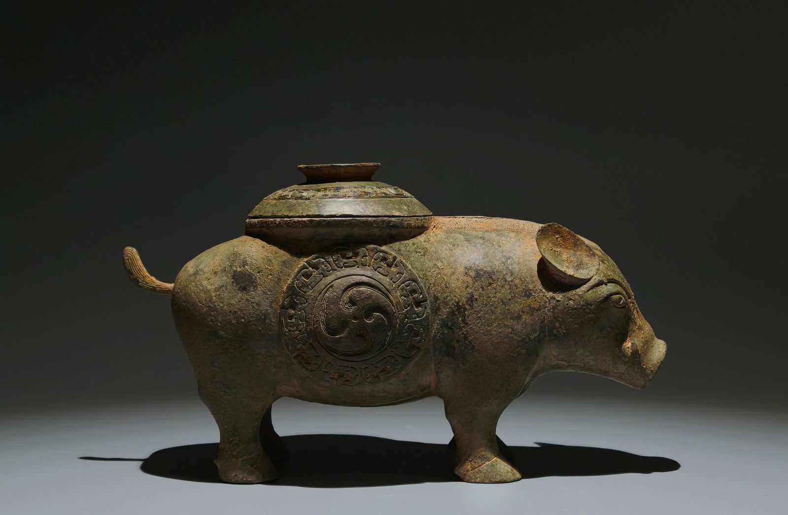 An Archaic Bronze Flame Pattern Pig-Shaped Food vessel,With Inscription (1 of 9)