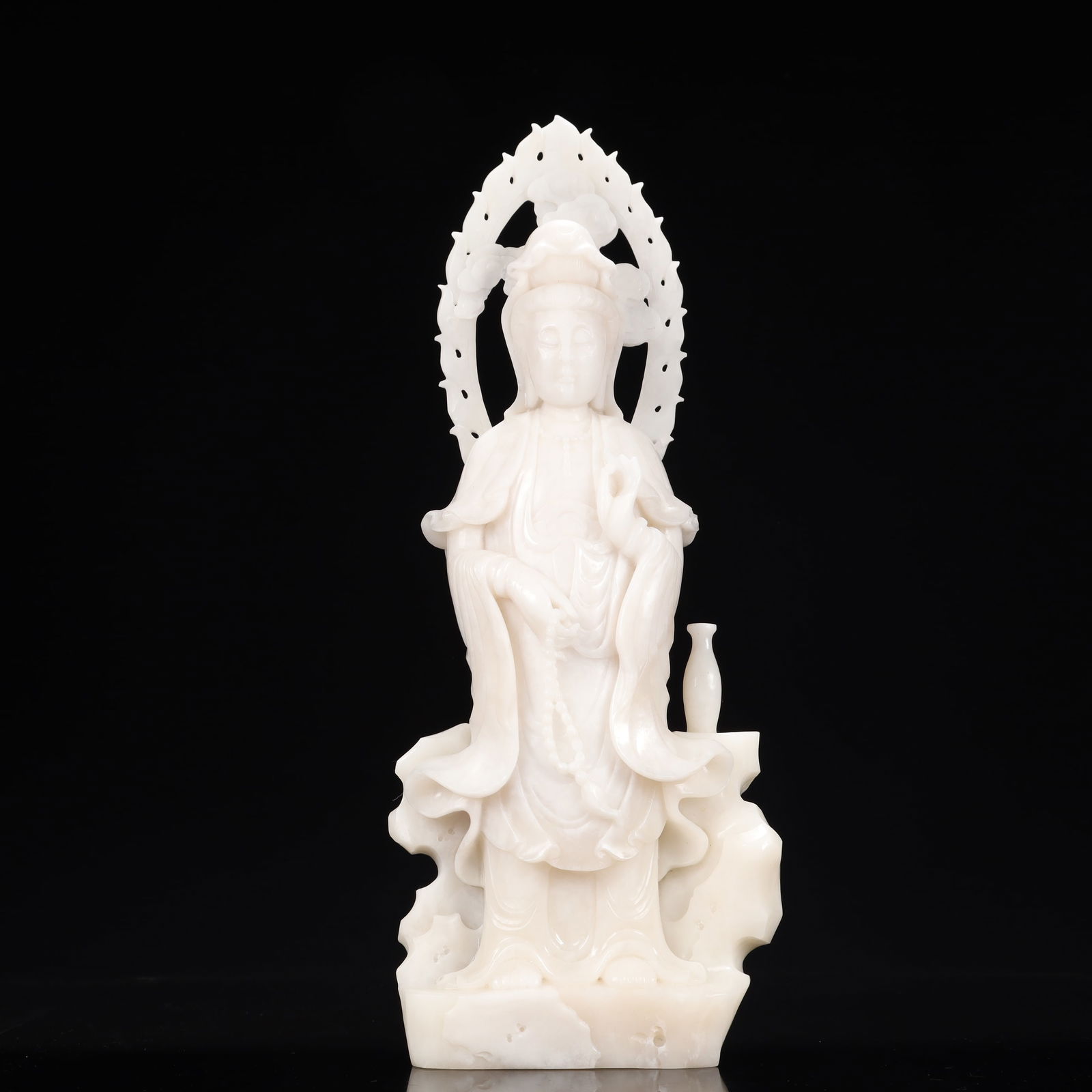 A Huge White Jade Statue of Avalokitesvara: A Huge White Jade Statue of Avalokitesvara,Qing Dynasty, China,Size:6.7inx2.4inx16.9in,Weight:4450g 白玉观音像,中国清代