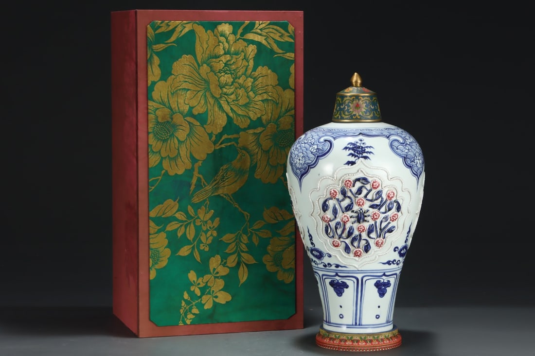 A Huge Blue and White Underglaze-Red Painted Gold Seawater Flower and Insect Pattern Bottle: A Huge Blue and White Underglaze-Red Painted Gold Seawater Flower and Insect Pattern Bottle,Yuan Dynasty, China,Size:20.5inx11in 