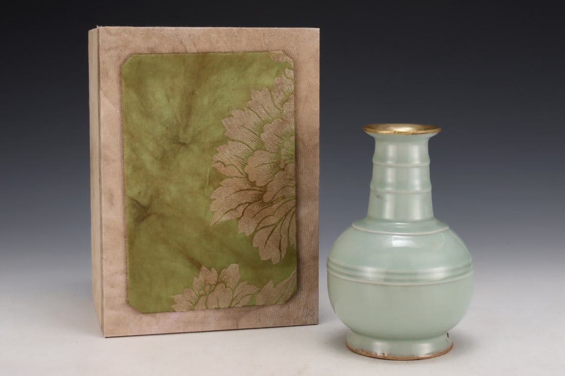 An Exquisite Longquan yao Cover with Gold Vase,with an Imperial Poem by Emperor Qianlong: An Exquisite Longquan yao Cover with Gold Vase,with an Imperial Poem by Emperor Qianlong,Song Dynasty, China,Size:6.9inx4.5in 龙泉窑金口瓶,带乾隆&