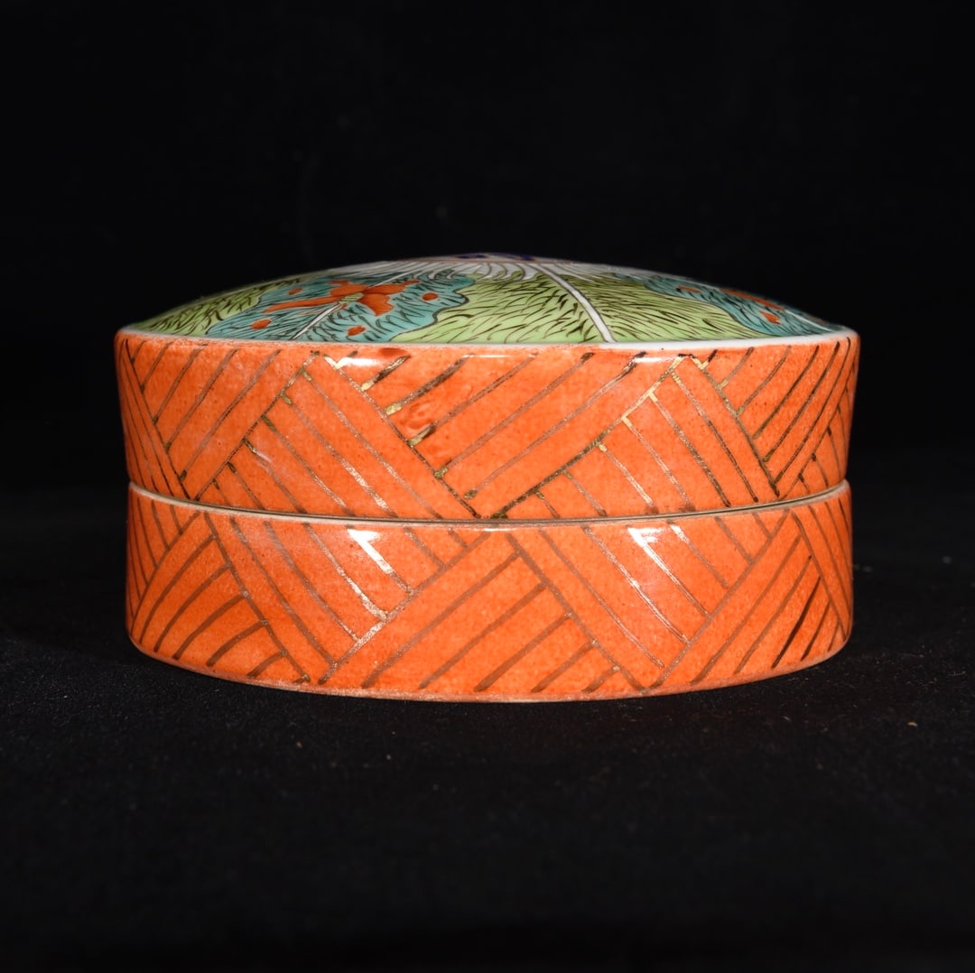 An Exquisite Famille-Rose Cabbage and Shou-Character Pattern Box with Cover: An Exquisite Famille-Rose Cabbage and Shou-Character Pattern Box with Cover,Qing Dynasty, China,Tongzhi Four-character Mark,Size:2.6inx5.3in 