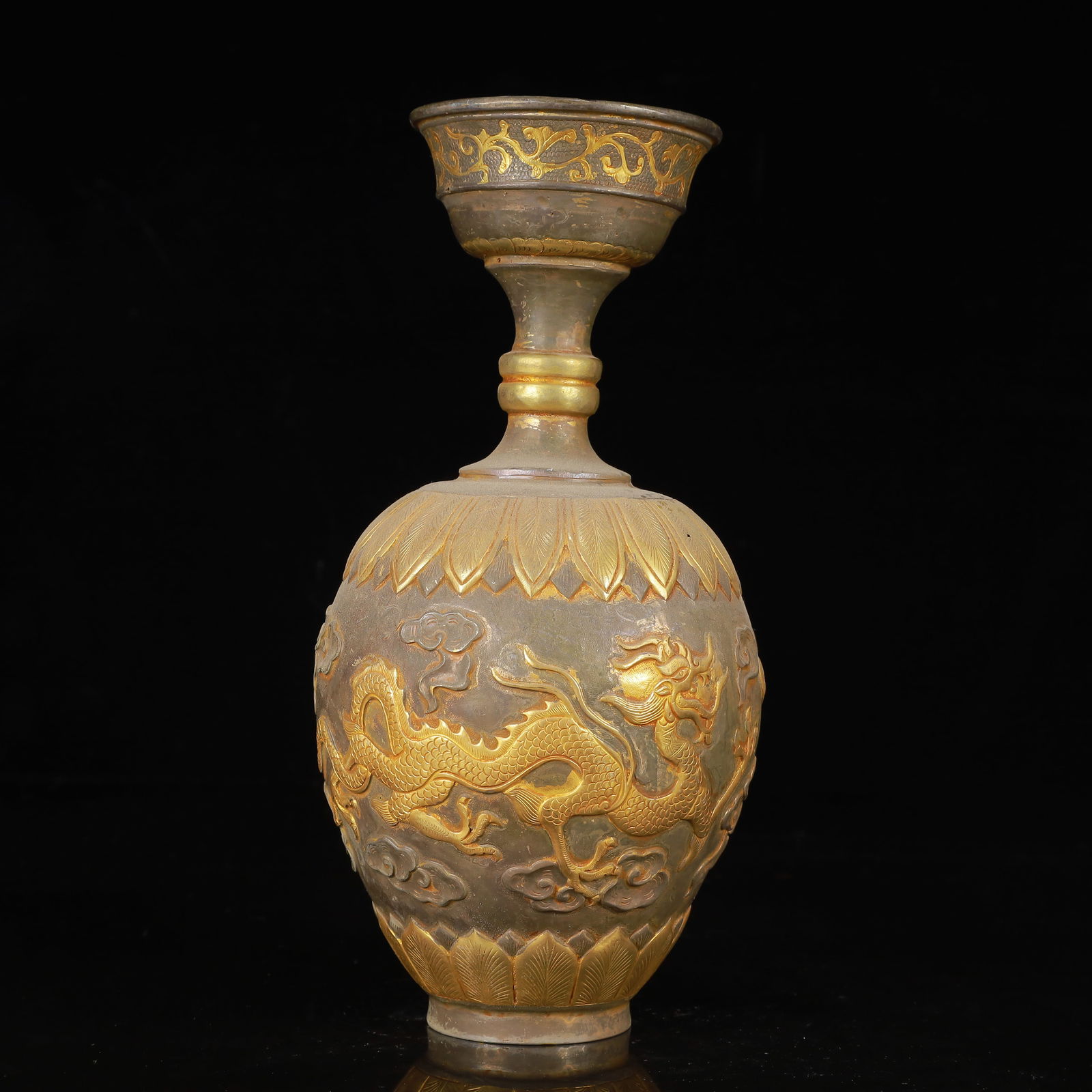 An Exquisite Gilt Silver Dragon and Phoenix Pattern Vase: An Exquisite Gilt Silver Dragon and Phoenix Pattern Vase,Tang Dynasty,China,Zhenguan Four-Character Mark,Size:3.9inx8.7in,Weight:650g 银鎏金龙凤纹瓶,中&