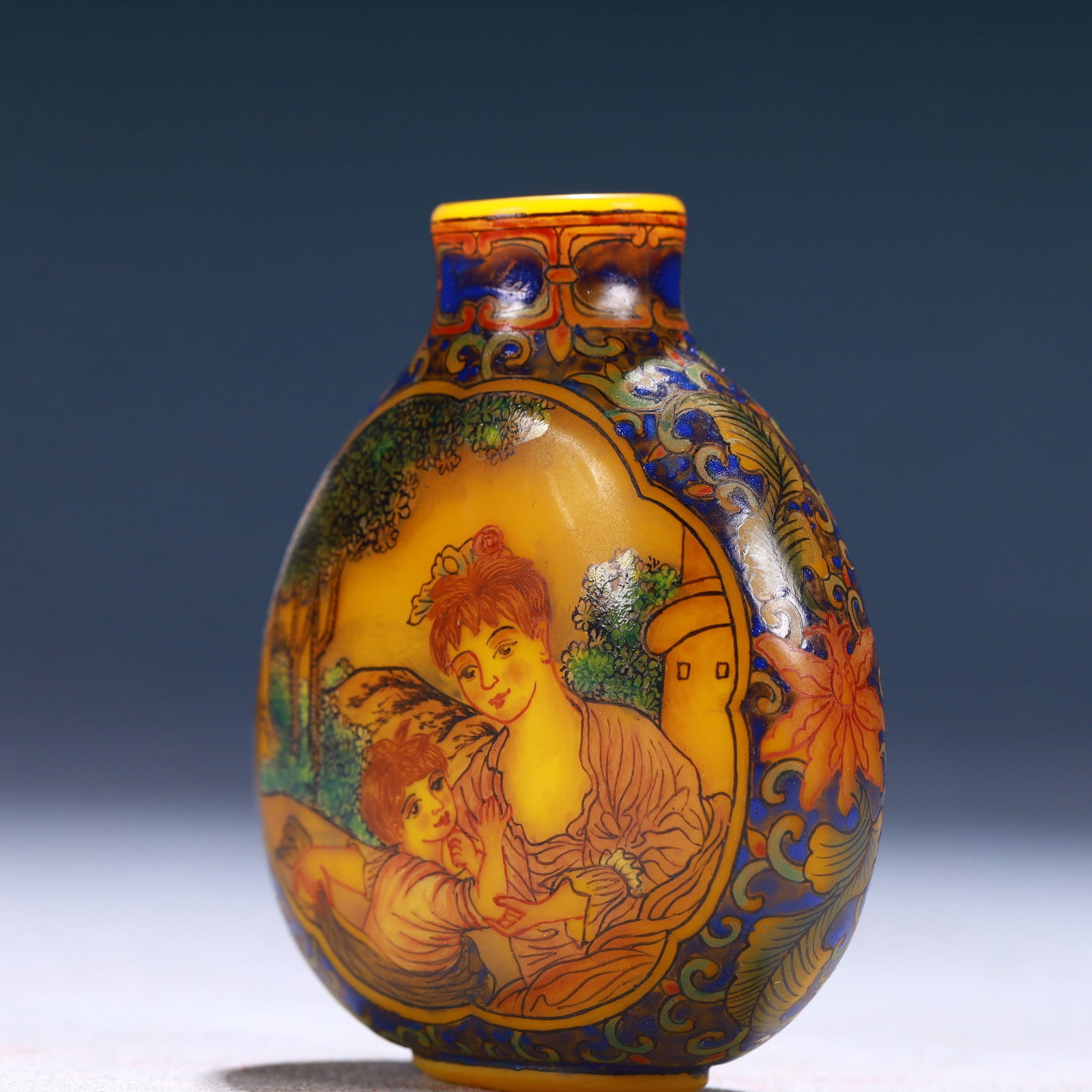 An Exquisite Glass Figure Pattern Snuff Bottle - 2
