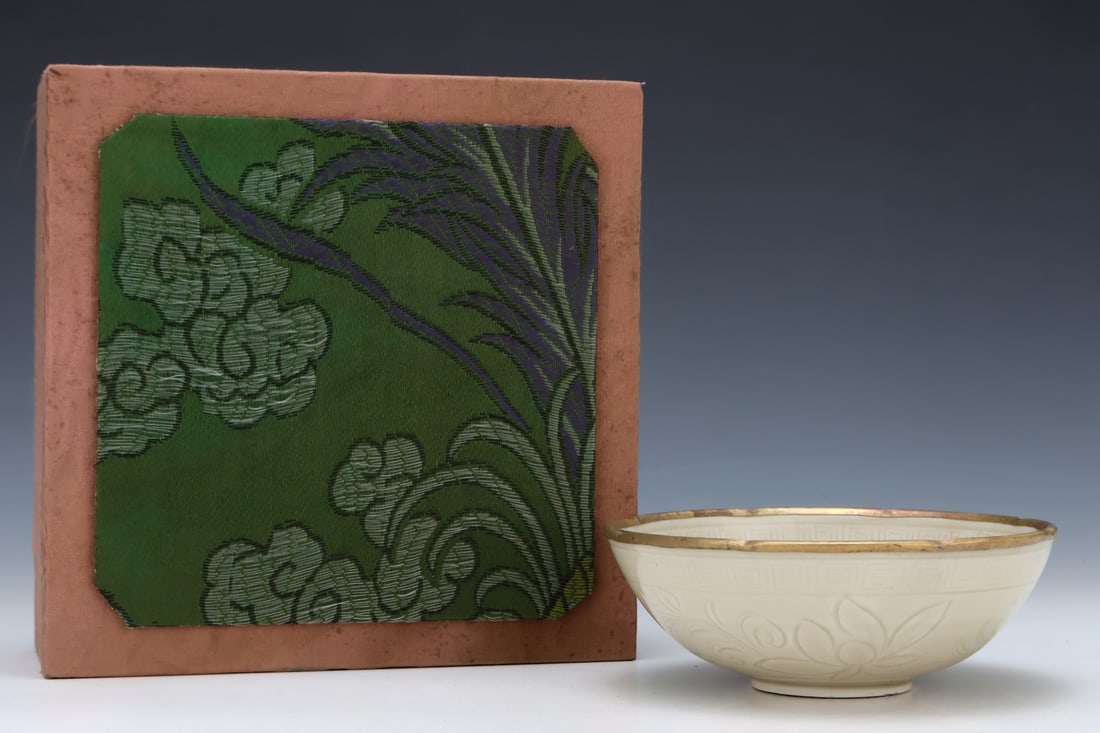 An Exquisite Ding yao Cover with Gold Flower and Bird Pattern Bowl,with an Imperial Poem by Emperor: An Exquisite Ding yao Cover with Gold Flower and Bird Pattern Bowl,with an Imperial Poem by Emperor Qianlong,Song Dynasty, China,Size:2.3inx6.3in 定窑金口花鸟ಬ