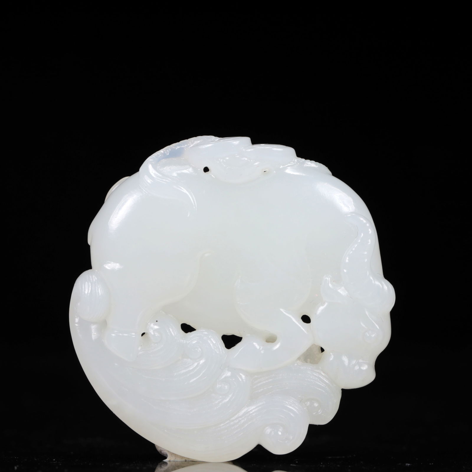 An Exquisite White Jade Buffalo Pendant: An Exquisite White Jade Buffalo Pendant,Qing Dynasty, China,Size:2inx0.4inx2in,Weight:46g 白玉牛挂件,中国清代