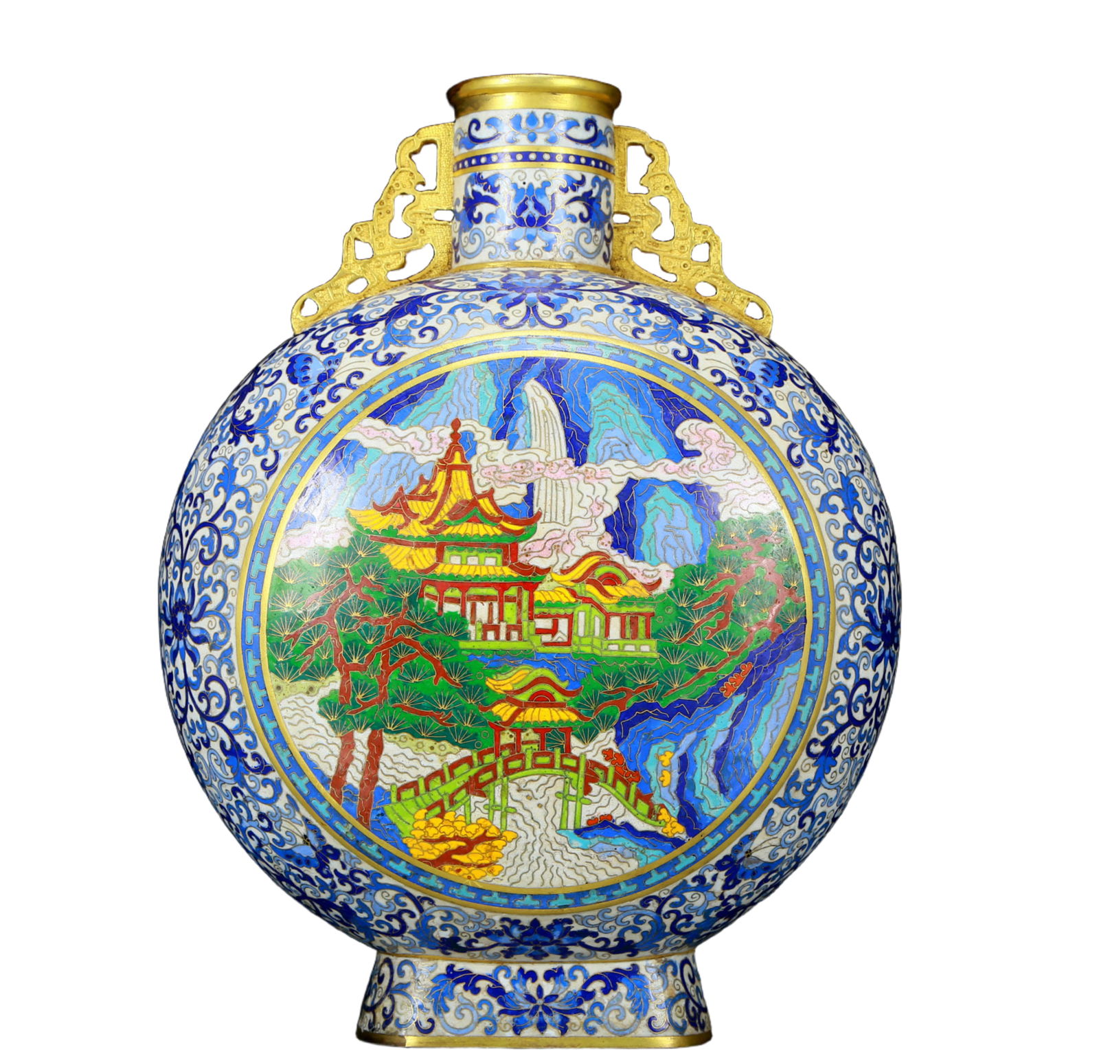 An exquisite cloisonne 'landscape and dragon' pattern amphorae: An exquisite cloisonne 'landscape and dragon' pattern amphorae, the application of filigree technology makes the decoration of this collection more refined and three-dimensional. This collectible is