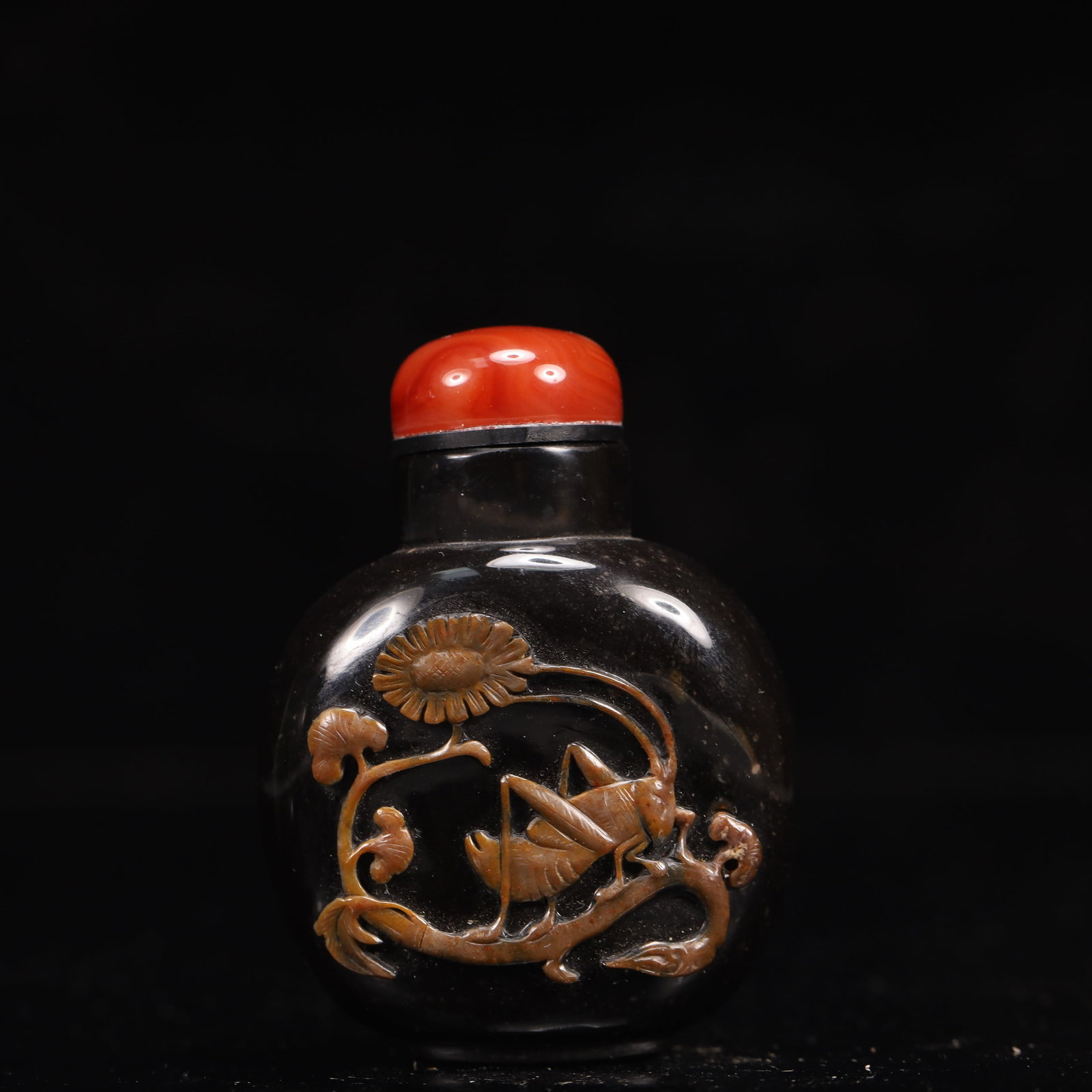An Exquisite Agate Flower and Insect Pattern Snuff Bottle: An Exquisite Agate Flower and Insect Pattern Snuff Bottle,Qing Dynasty, China,Size:2inx1inx2.8in,Weight:88g 玛瑙花卉昆虫纹鼻烟壶,中