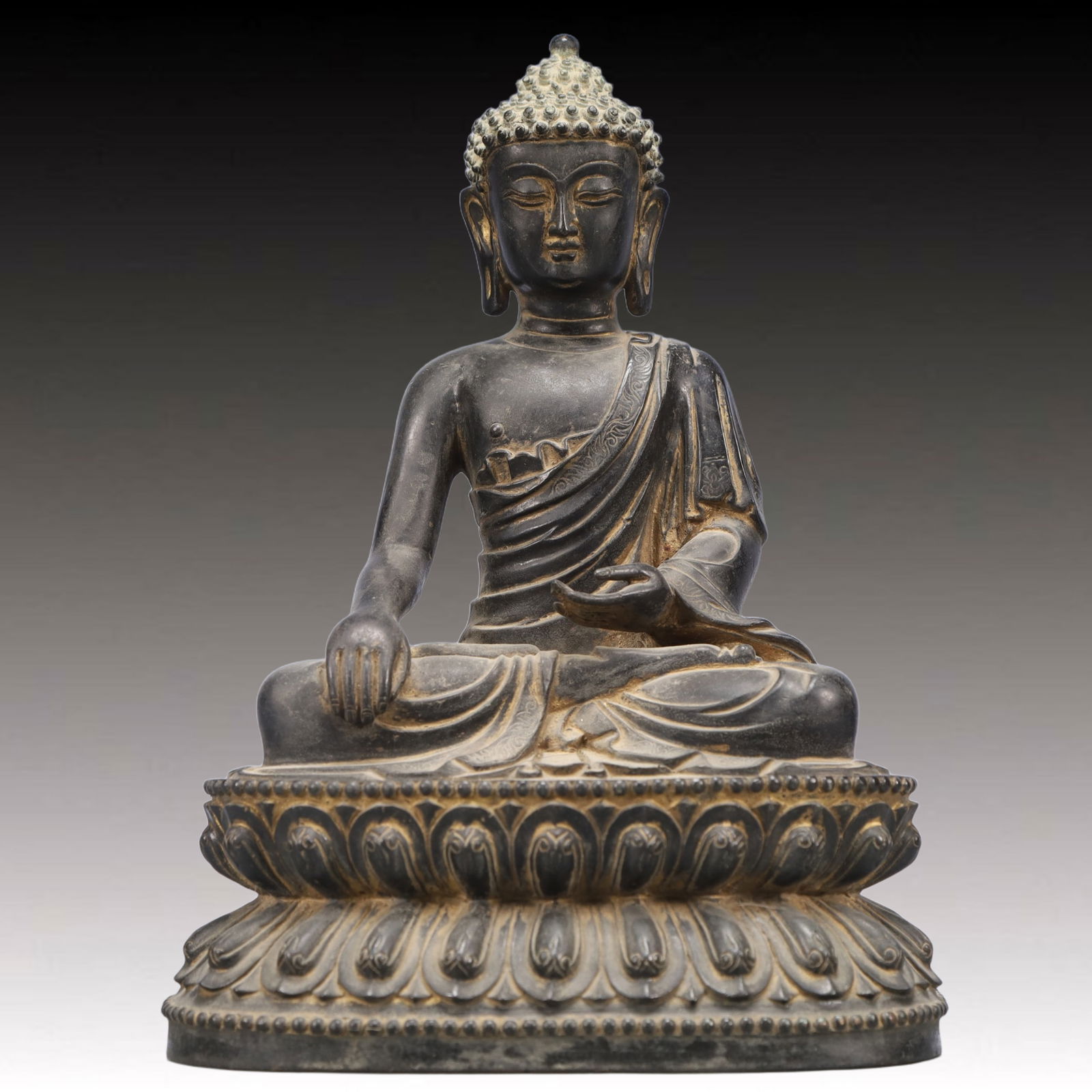 A Solemn Bronze Statue of Sakyamuni: A Solemn Bronze Statue of Sakyamuni,Qing Dynasty, China,Size:7.5inx5.5inx11in,Weight:3650g 铜如来像,中国清代
