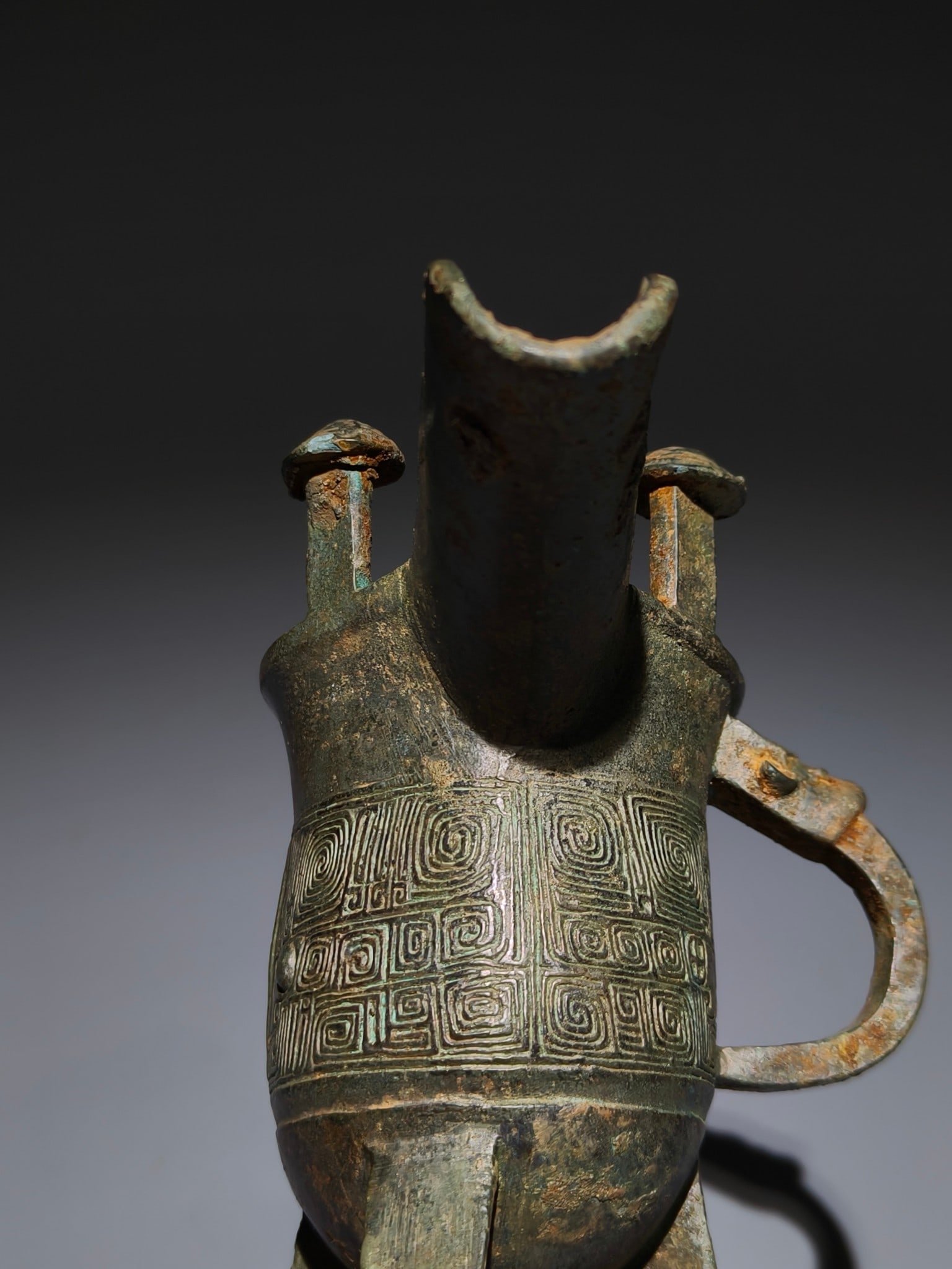 An Archaic Bronze Cloud Pattern Tripod Goblet - 4