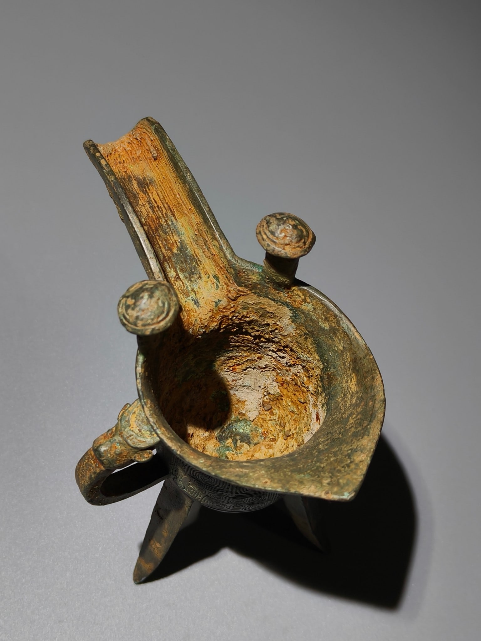 An Archaic Bronze Cloud Pattern Tripod Goblet - 8
