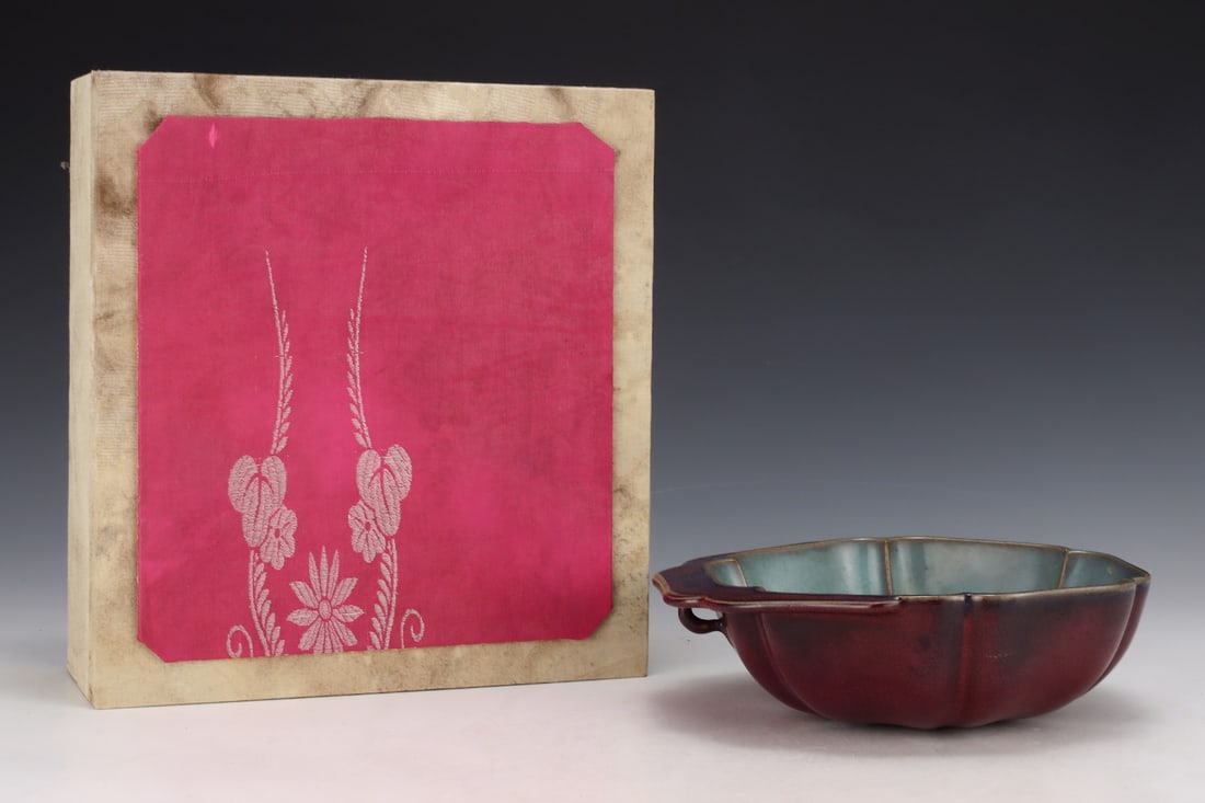 An Exquisite Jun yao Purple Glazed Brush Washer: An Exquisite Jun yao Purple Glazed Brush Washer,Song Dynasty, China,Size:2.8inx8.9in 钧窑紫釉笔洗,中国宋代