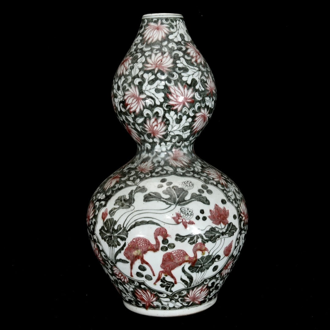 A Huge Blue and White Underglaze-Red Flower and Bird Pattern Gourd-Shaped Vase: A Huge Blue and White Underglaze-Red Flower and Bird Pattern Gourd-Shaped Vase,Ming Dynasty, China,Size:18.5inx10.6in 青花釉里红花鸟纹葫芦&#
