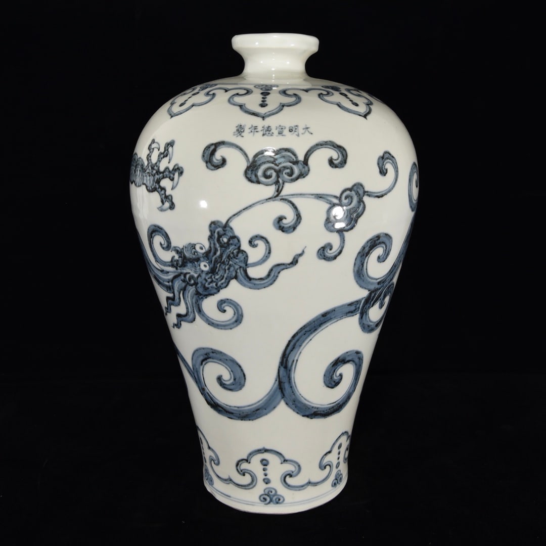 A Huge Blue and White Dragon Pattern Vase (1 of 9)