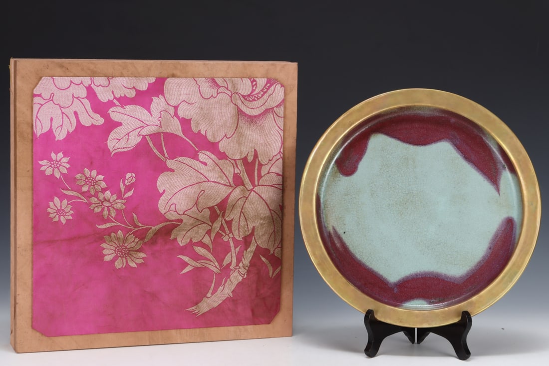 A Rare Jun yao Cover with Gold Plate,with an Imperial Poem by Emperor Qianlong: A Rare Jun yao Cover with Gold Plate,with an Imperial Poem by Emperor Qianlong,Song Dynasty, China,Size:1.3inx12.3in 钧窑金口盘,带乾隆御题&#