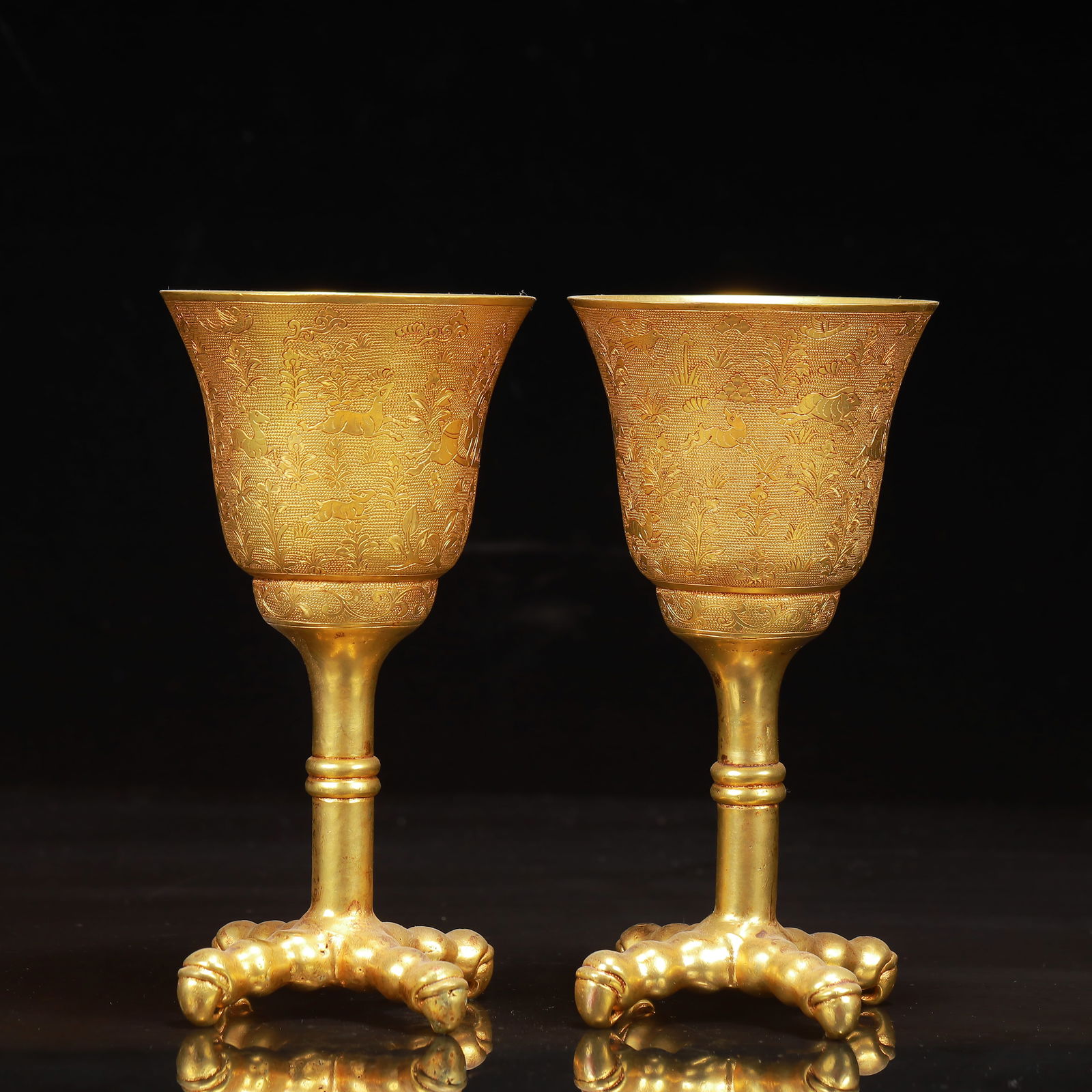 A Pair of Exquisite Gilt Bronze Flower and Bird Pattern Cups: A Pair of Exquisite Gilt Bronze Flower and Bird Pattern Cups,Qing Dynasty,China,Size:3.1inx6.3inx2,Weight:930g 