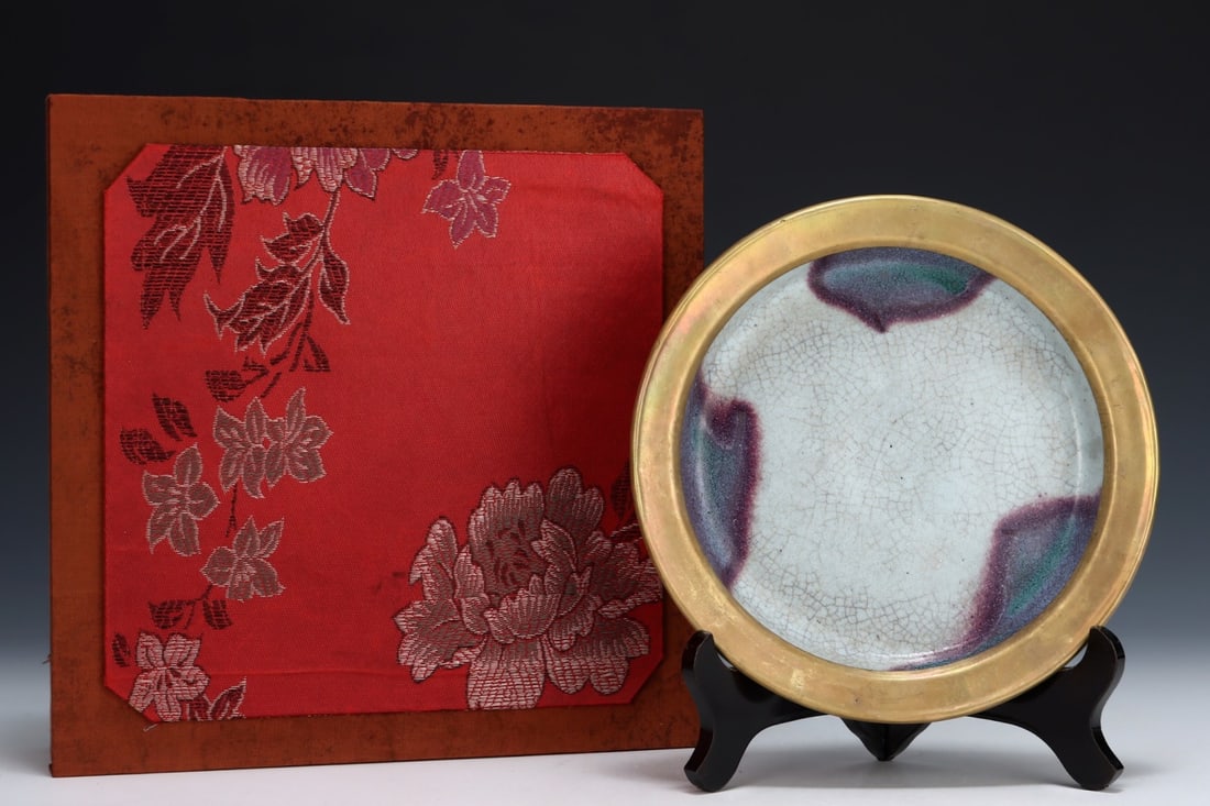 An Exquisite Jun yao Cover with Gold Plate,with an Imperial Poem by Emperor Qianlong: An Exquisite Jun yao Cover with Gold Plate,with an Imperial Poem by Emperor Qianlong,Song Dynasty, China,Size:1.3inx8.3in 