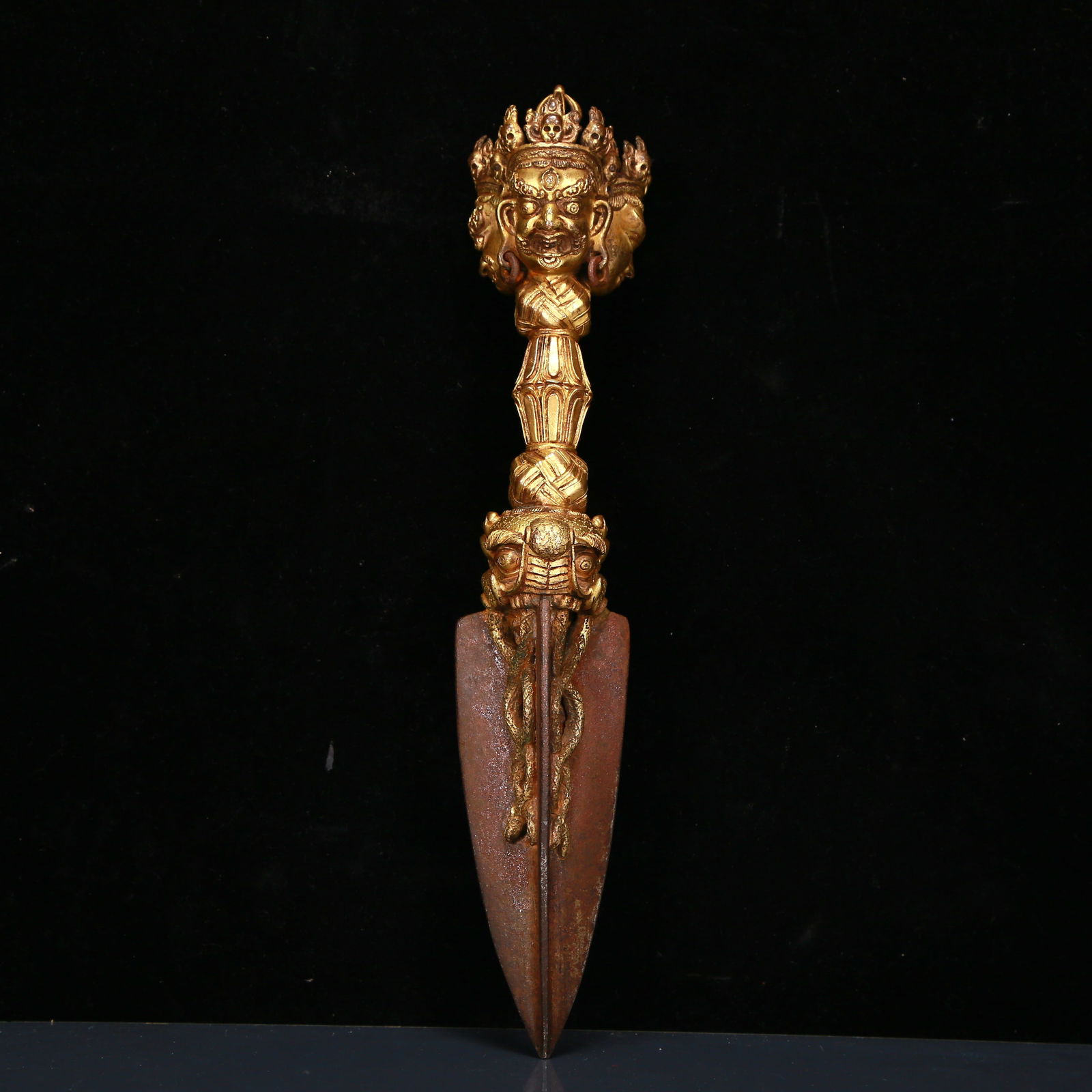 An Exquisite Gilt Bronze Vajry Pestle: An Exquisite Gilt Bronze Vajry Pestle,Ming Dynasty, China,Size:2.2inx12.2in,Weight:1045g 铜鎏金法器金刚杵，明代