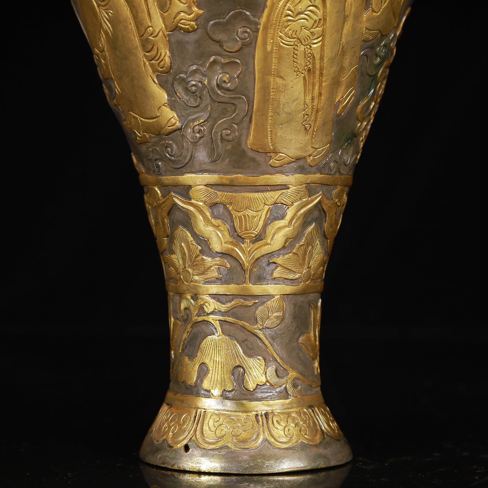 An Exquisite Gilt Silver Figure Pattern Vase - 3