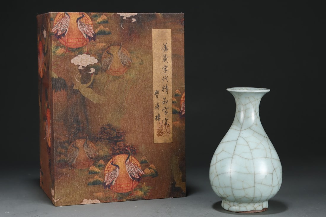 An Exquisite Guan yao Vase: An Exquisite Guan yao Vase,Song Dynasty, China,Size:6.8inx4.3in 官窑瓶,中国宋代