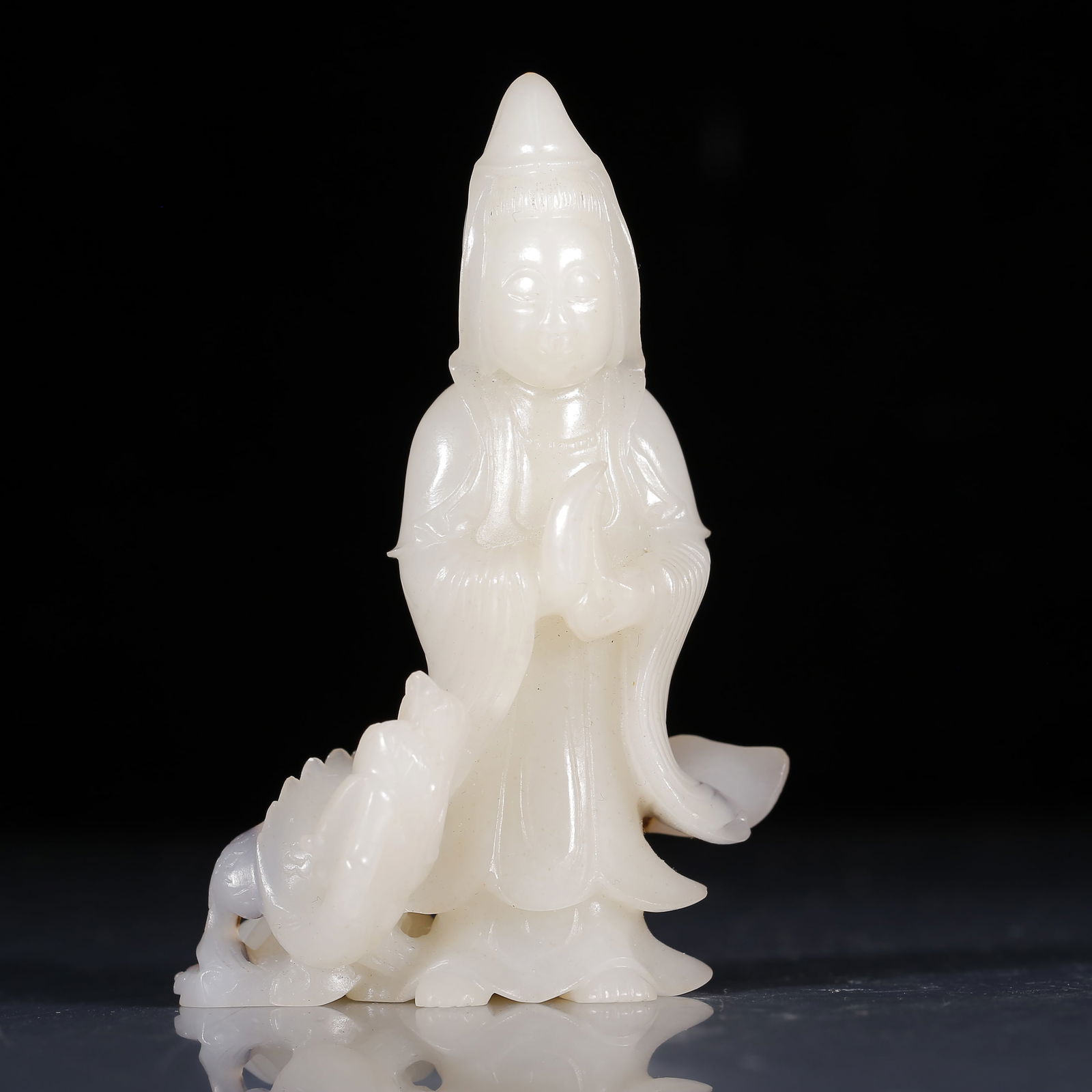 An Exquisite White Jade Statue of Avalokitesvara: An Exquisite White Jade Statue of Avalokitesvara,Qing Dynasty, China,Size:2.8inx1.6inx3.9in,Weight:150g 白玉观音像，清代