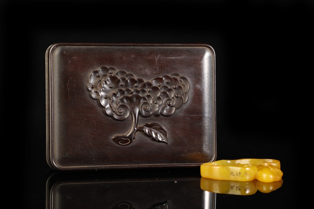 An Exquisite Tianhuang Stone Ganoderma lucidum-Shaped Brush Washer: An Exquisite Tianhuang Stone Ganoderma lucidum-Shaped Brush Washer,Qing Dynasty, China,Size:2.4inx2in,Weight:28g 