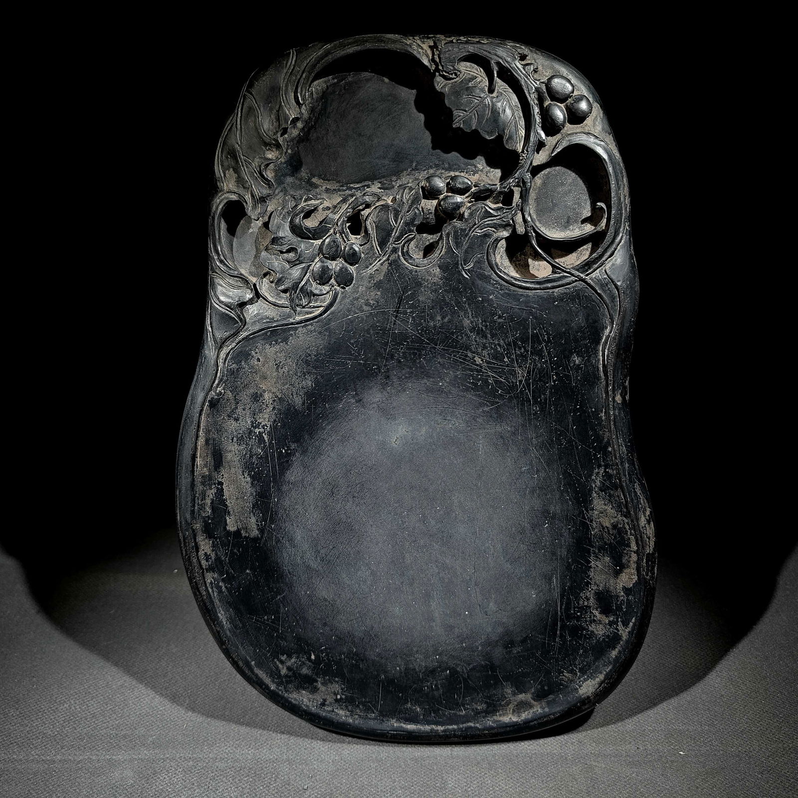 An Exquisite Grapes Pattern Inkstone,With Poem (1 of 9)