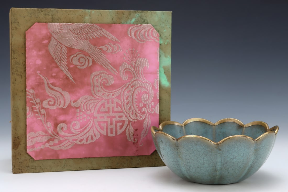 An Exquisite Jun yao Cover with Gold Bowl,with an Imperial Poem by Emperor Qianlong: An Exquisite Jun yao Cover with Gold Bowl,with an Imperial Poem by Emperor Qianlong,Song Dynasty, China,Size:3inx7in 钧窑金口碗,带乾隆御题&#