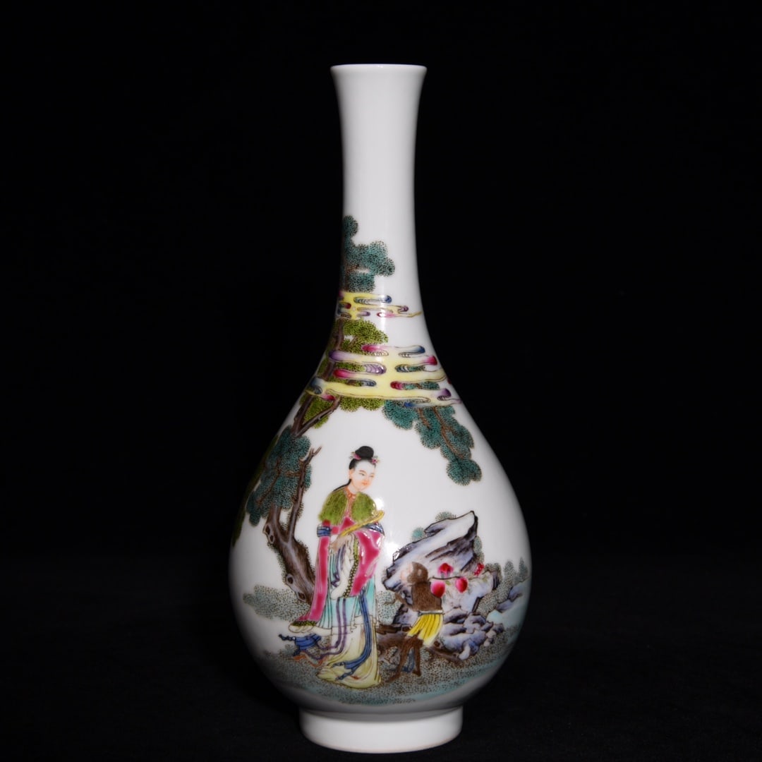 An Exquisite Famille-Rose Figure Pattern Vase: An Exquisite Famille-Rose Figure Pattern Vase,Qing Dynasty, China,Yongzheng Six-character Mark,Size:7.9inx3.5in 粉彩人物纹瓶,中国清代,༔