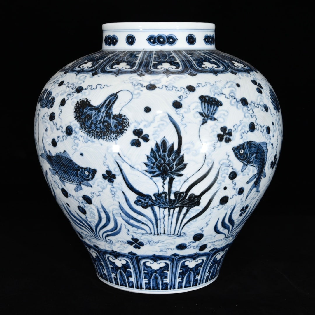 A Rare Blue and White Hornwort Pattern Jar (1 of 9)