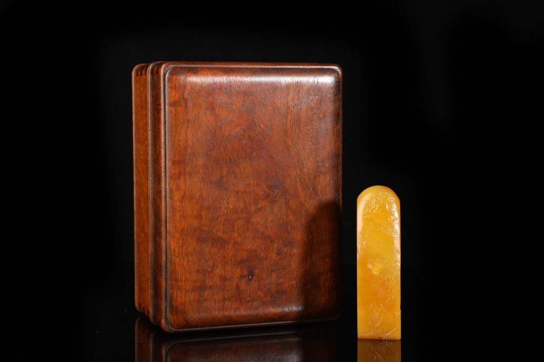 An Exquisite Tianhuang Stone Landscape and Figure Pattern Seal: An Exquisite Tianhuang Stone Landscape and Figure Pattern Seal,Qing Dynasty, China,Size:3.9inx1in,Weight:147g 