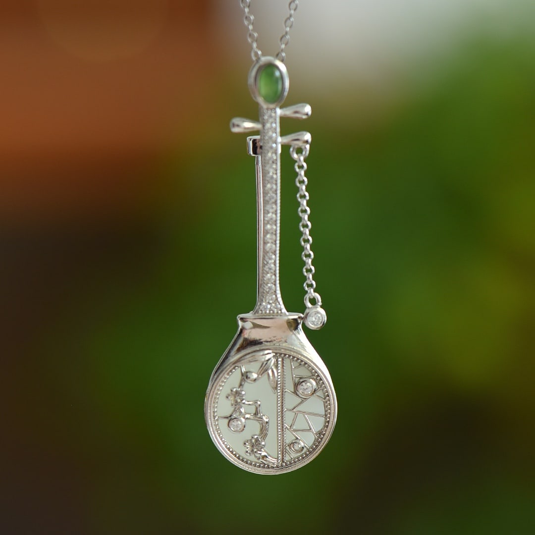An Exquisite Sterling Silver Inlaid White Jade Pendant,Inlaid Diamond: An Exquisite Sterling Silver Inlaid White Jade Pendant,Inlaid Diamond 纯银镶白玉吊坠,嵌钻石