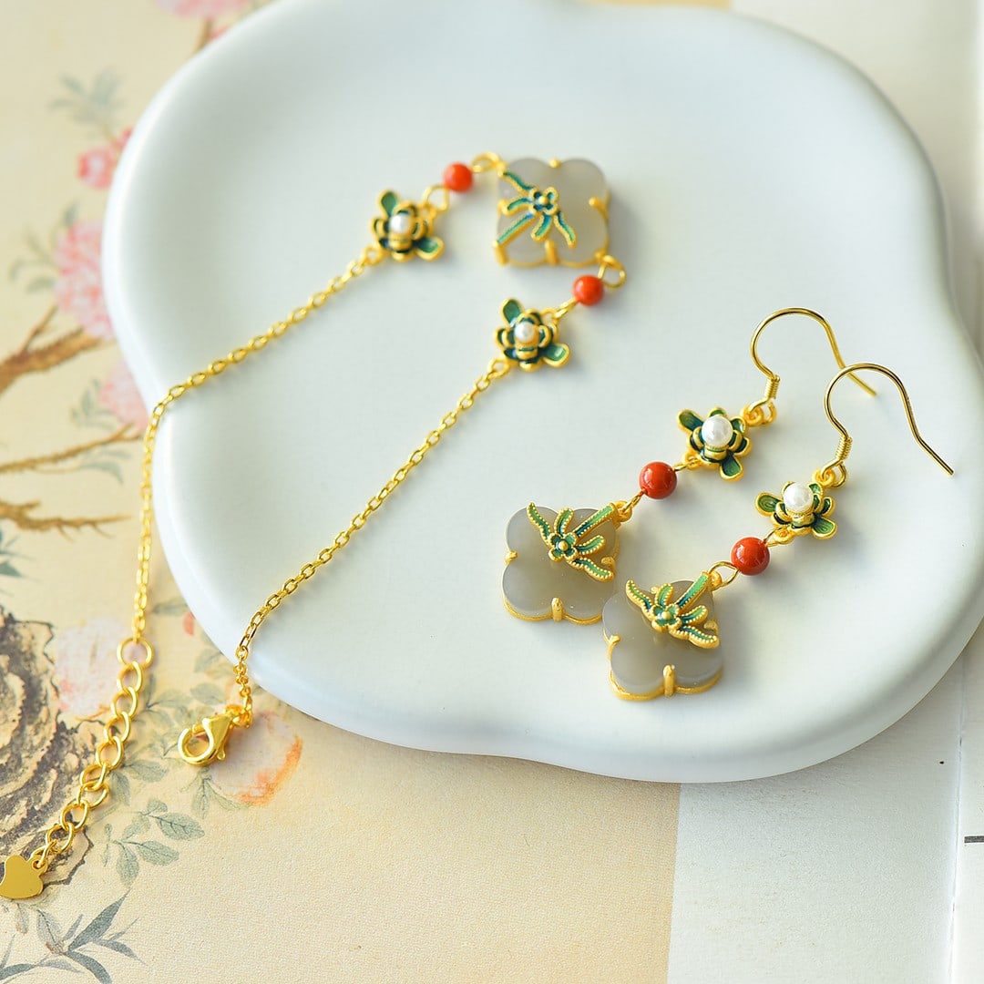 A Set of Fine Sterling Silver-Gold Plated Inlaid White Jade Jewelrys: A Set of Fine Sterling Silver-Gold Plated Inlaid White Jade Jewelrys 一套纯银镀金镶白玉首饰