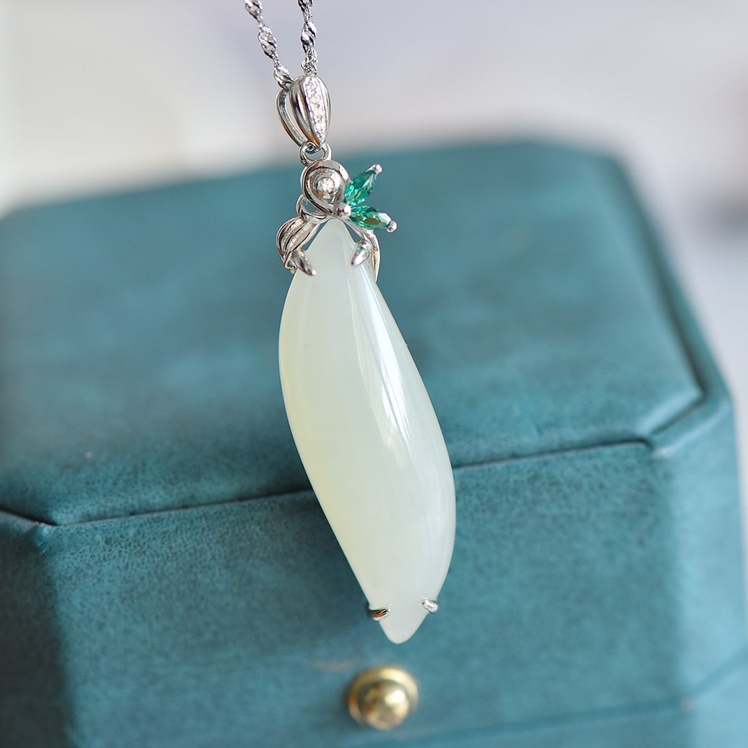 An Exquisite Sterling Silver Inlaid White Jade Pendant,Inlaid Diamonds: An Exquisite Sterling Silver Inlaid White Jade Pendant,Inlaid Diamonds,Size:12mmx36mm 纯银镶白玉吊坠,嵌钻石