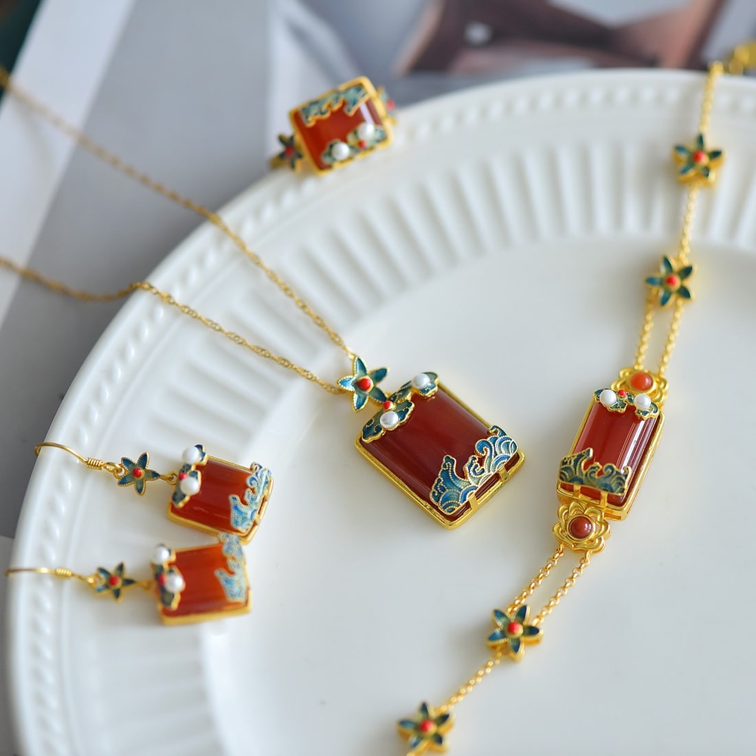 A Set of Fine Sterling Silver-Gold Plated Inlaid Agate Jewelrys,Inlaid Pearls: A Set of Fine Sterling Silver-Gold Plated Inlaid Agate Jewelrys,Inlaid Pearls 一套纯银镀金镶玛瑙首饰,嵌珍珠
