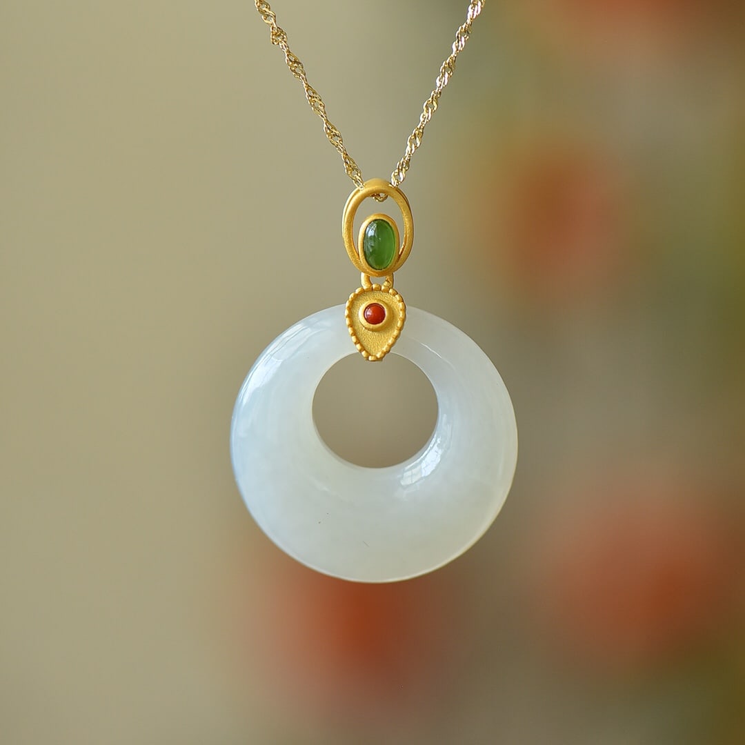An Exquisite Sterling Silver-Gold Plated Inlaid White Jade Pendant: An Exquisite Sterling Silver-Gold Plated Inlaid White Jade Pendant,Size:30mmx30mm 纯银镀金镶白玉吊坠