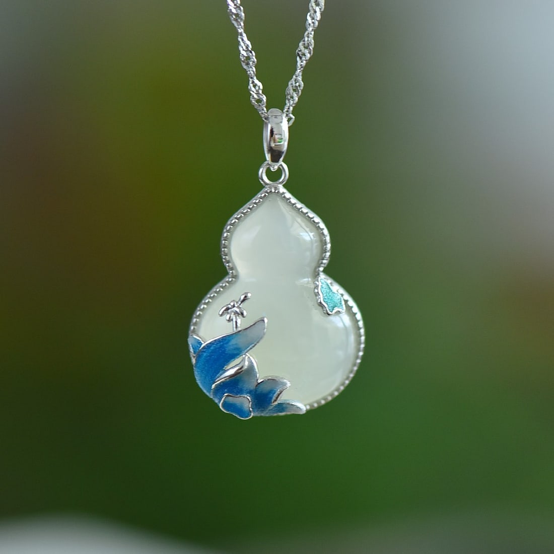 An Exquisite Sterling Silver Inlaid White Jade Gourd Pendant: An Exquisite Sterling Silver Inlaid White Jade Gourd Pendant,Size:15mmx21mm 纯银镶白玉葫芦吊坠