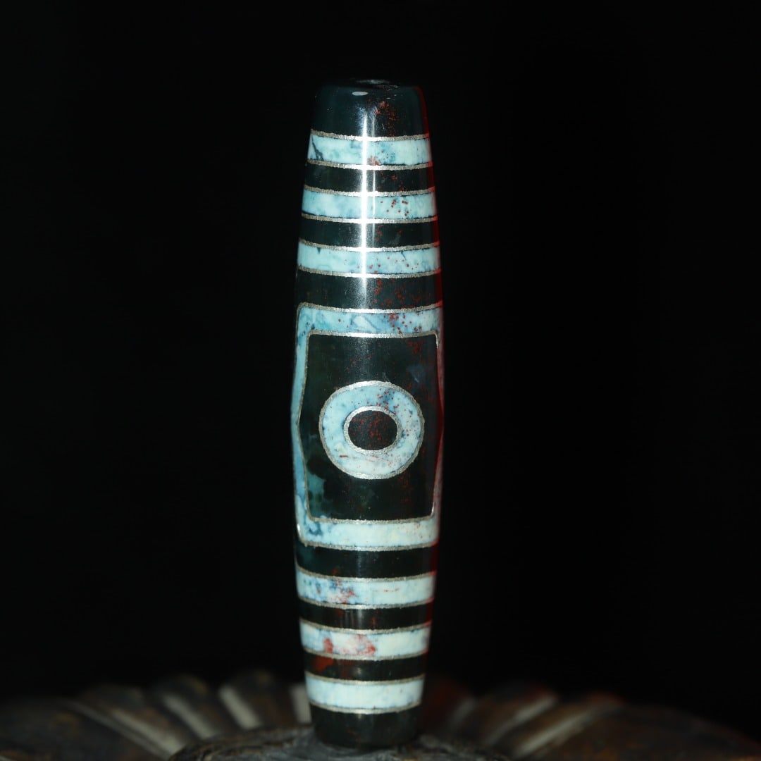 An Exquisite Three Eyes Dzi Bead Pendant: An Exquisite Three Eyes Dzi Bead Pendant，Size：59mmx13mm，Weight：18g 三眼天珠挂件