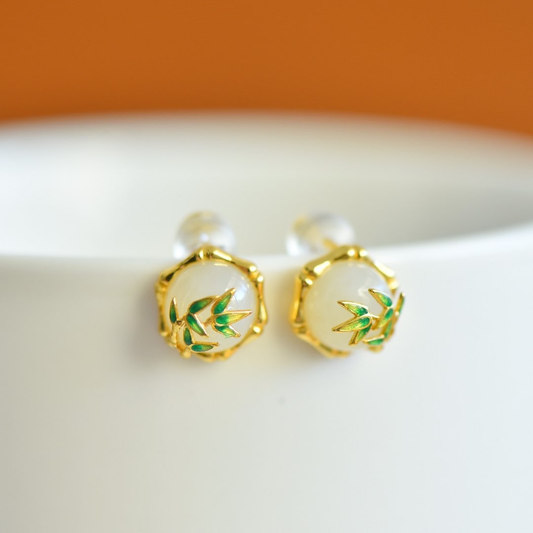 A Pair of Exquisite Sterling Silver-Gold Plated Inlaid White Jade Earrings: A Pair of Exquisite Sterling Silver-Gold Plated Inlaid White Jade Earring,Size:8mmx8mm 一对纯银镀金镶白玉耳钉