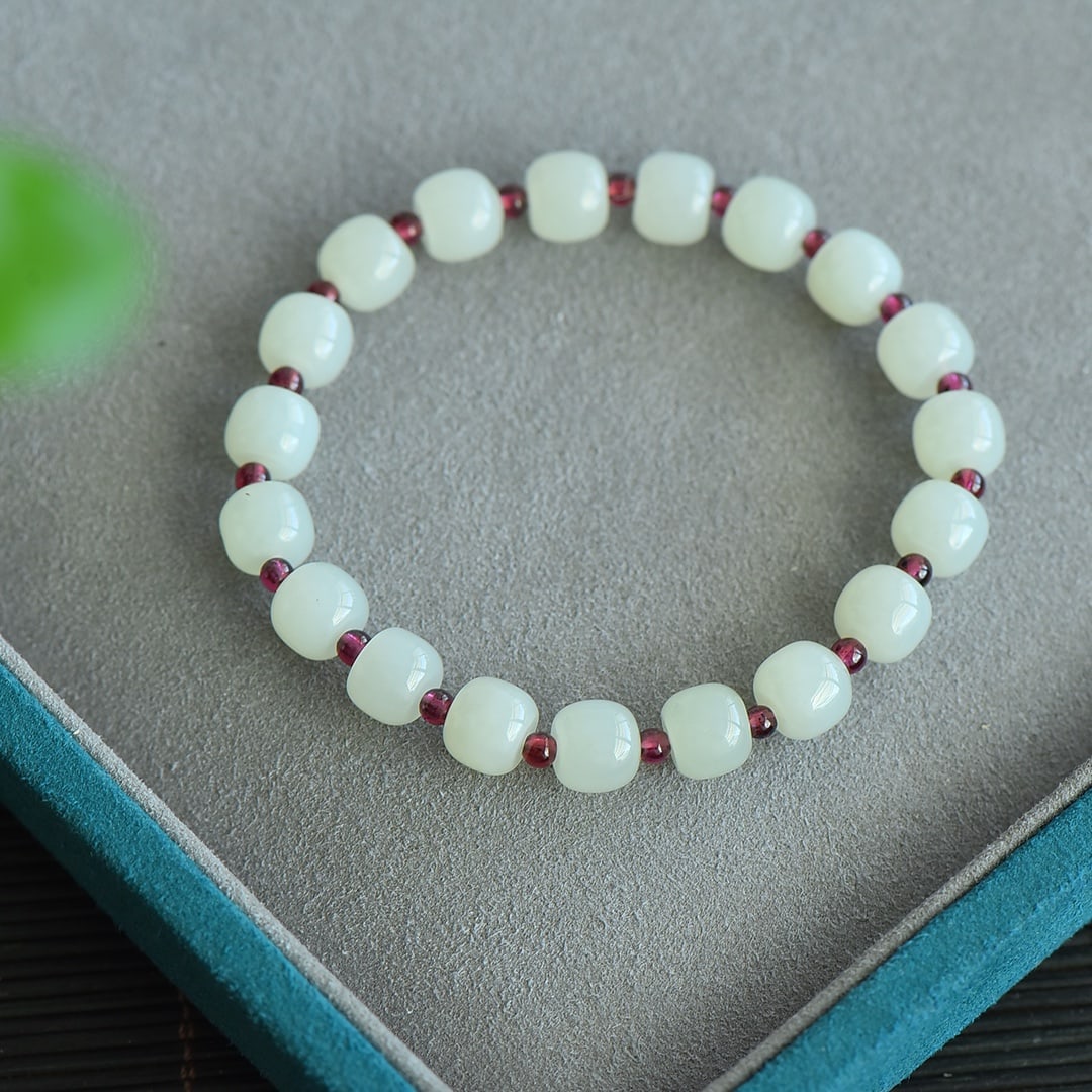 An Exquisite White Jade Bracelets: An Exquisite White Jade Bracelets,Size:7mmx8mm 寓意:事业一路顺利,一切平平安安寓意:爱情๩