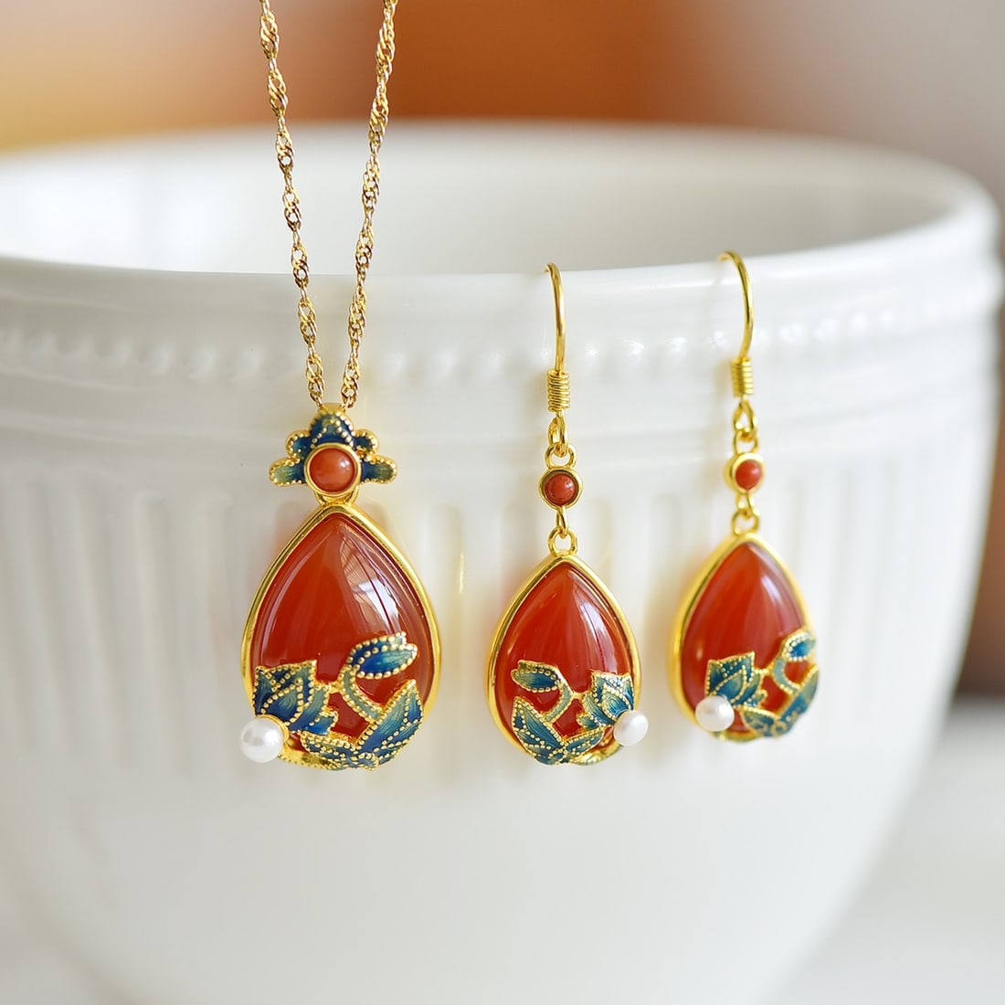 A Set of Fine Sterling Silver-Gold Plated Inlaid Agate Jewelrys,Inlaid Pearls: A Set of Fine Sterling Silver-Gold Plated Inlaid Agate Jewelrys,Inlaid Pearls 一套纯银镀金镶玛瑙首饰,嵌珍珠