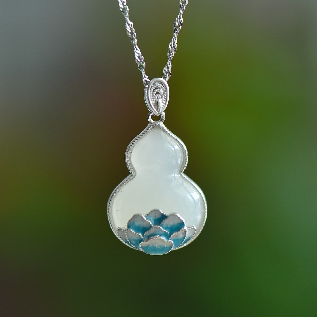 An Exquisite Sterling Silver Inlaid White Jade Gourd Pendant: An Exquisite Sterling Silver Inlaid White Jade Gourd Pendant,Size:15mmx21mm 纯银镶白玉葫芦吊坠