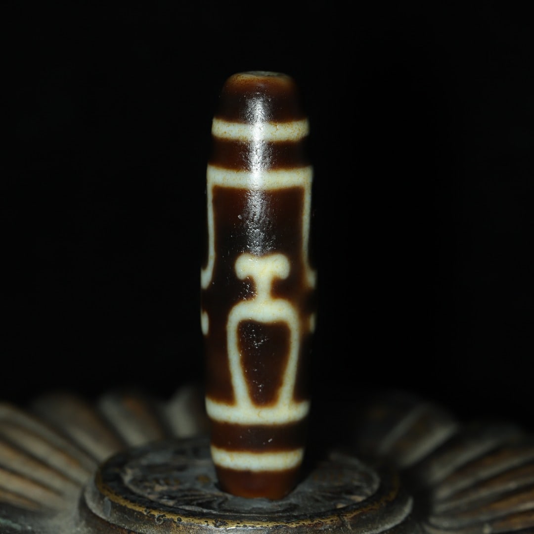 An Exquisite Dzi Bead Pendant: An Exquisite Dzi Bead Pendant，Size：43mmx11mm，Weight：9g 天珠挂件