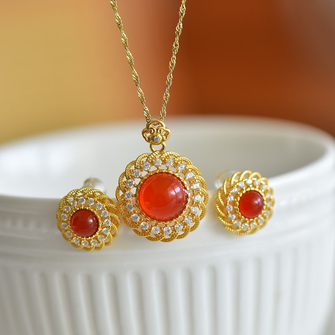 A Set of Fine Sterling Silver-Gold Plated Inlaid Agate Jewelrys,Inlaid Diamond: A Set of Fine Sterling Silver-Gold Plated Inlaid Agate Jewelrys,Inlaid Diamond 一套纯银镀金镶玛瑙首饰,嵌钻石