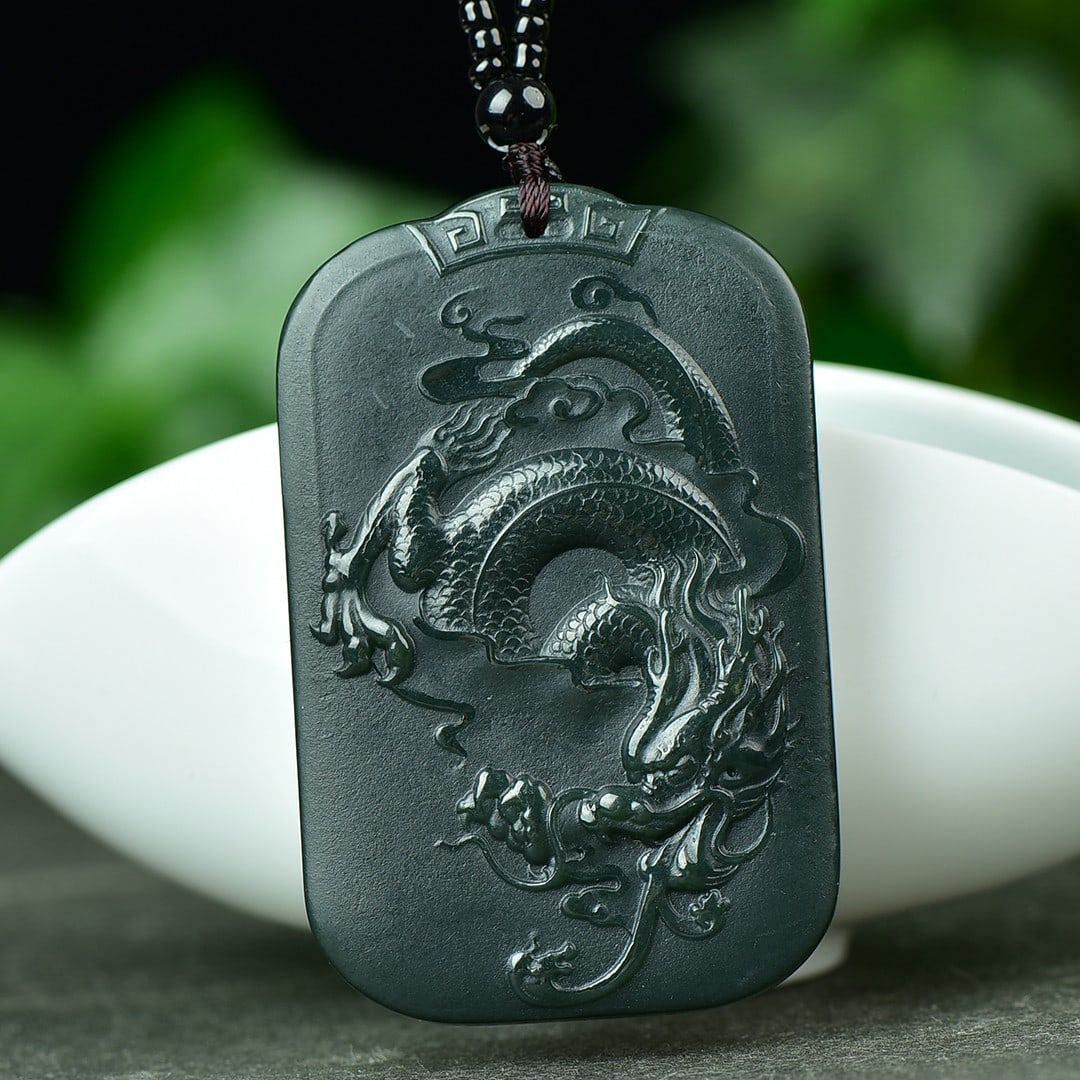 An Exquisite Sapphire Dragon Pattern Pendant: An Exquisite Sapphire Dragon Pattern Pendant,Size:41mmx64mm (寓意)吉祥龙牌 顺风得利 吉祥之物 