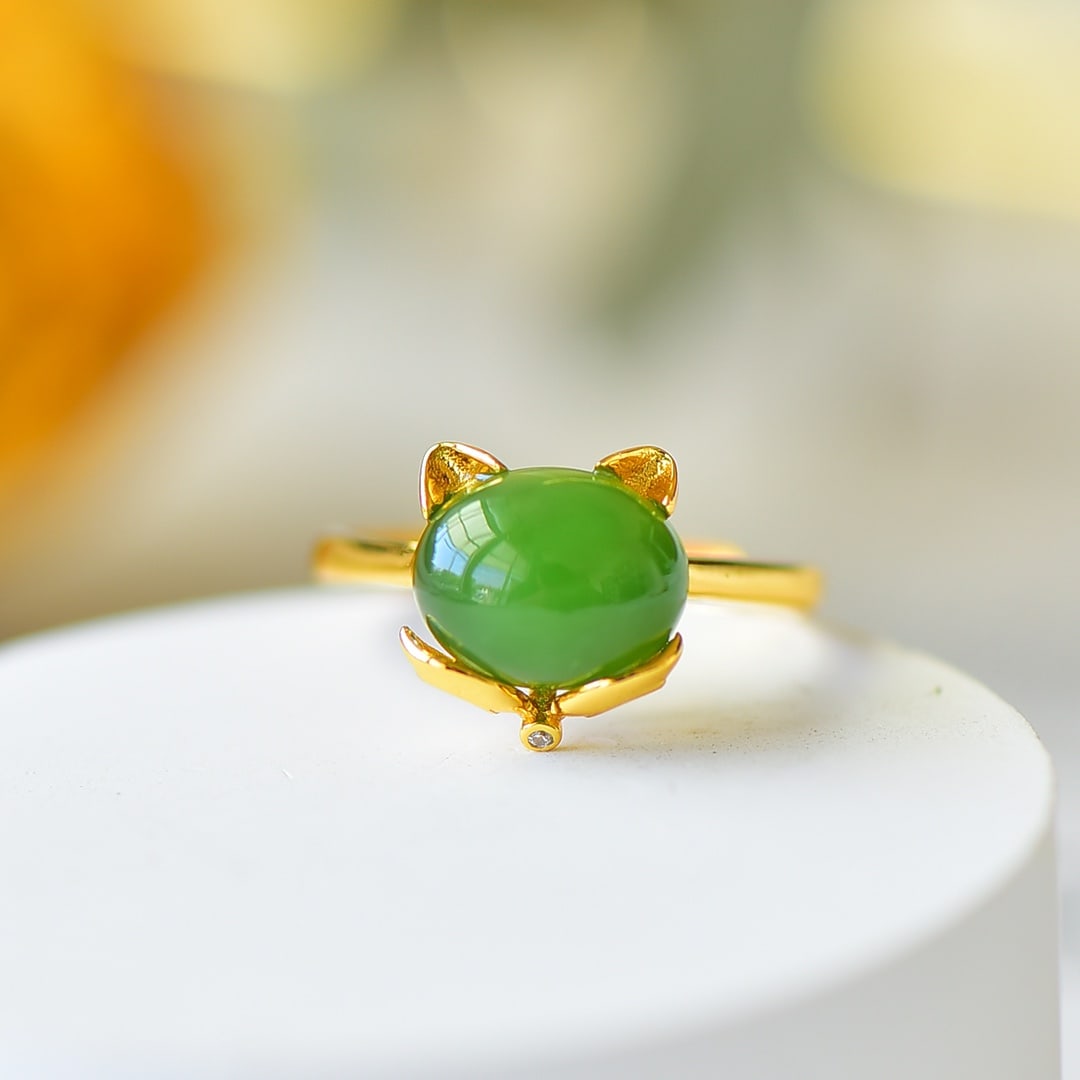 An Exquisite Sterling Silver-Gold Plated Inlaid Jasper Ring: Sterling Silver-Gold Plated Inlaid Jasper Ring , Size :8mmx10mm 纯银镀金镶碧玉戒指,尺寸:8mmx10mm