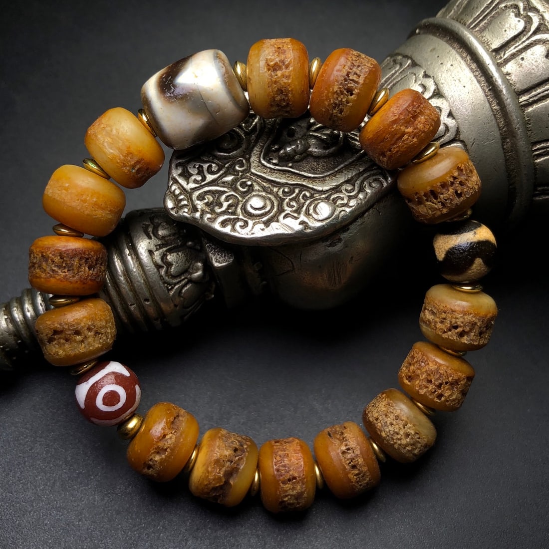 An Exquisite Dzi Bead Bracelets - 4