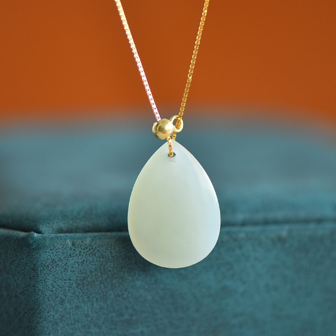 An Exquisite Sterling Silver-Gold Plated Inlaid White Jade Pendant: An Exquisite Sterling Silver-Gold Plated Inlaid White Jade Pendant,Size:13mmx18mm 纯银镀金镶白玉吊坠