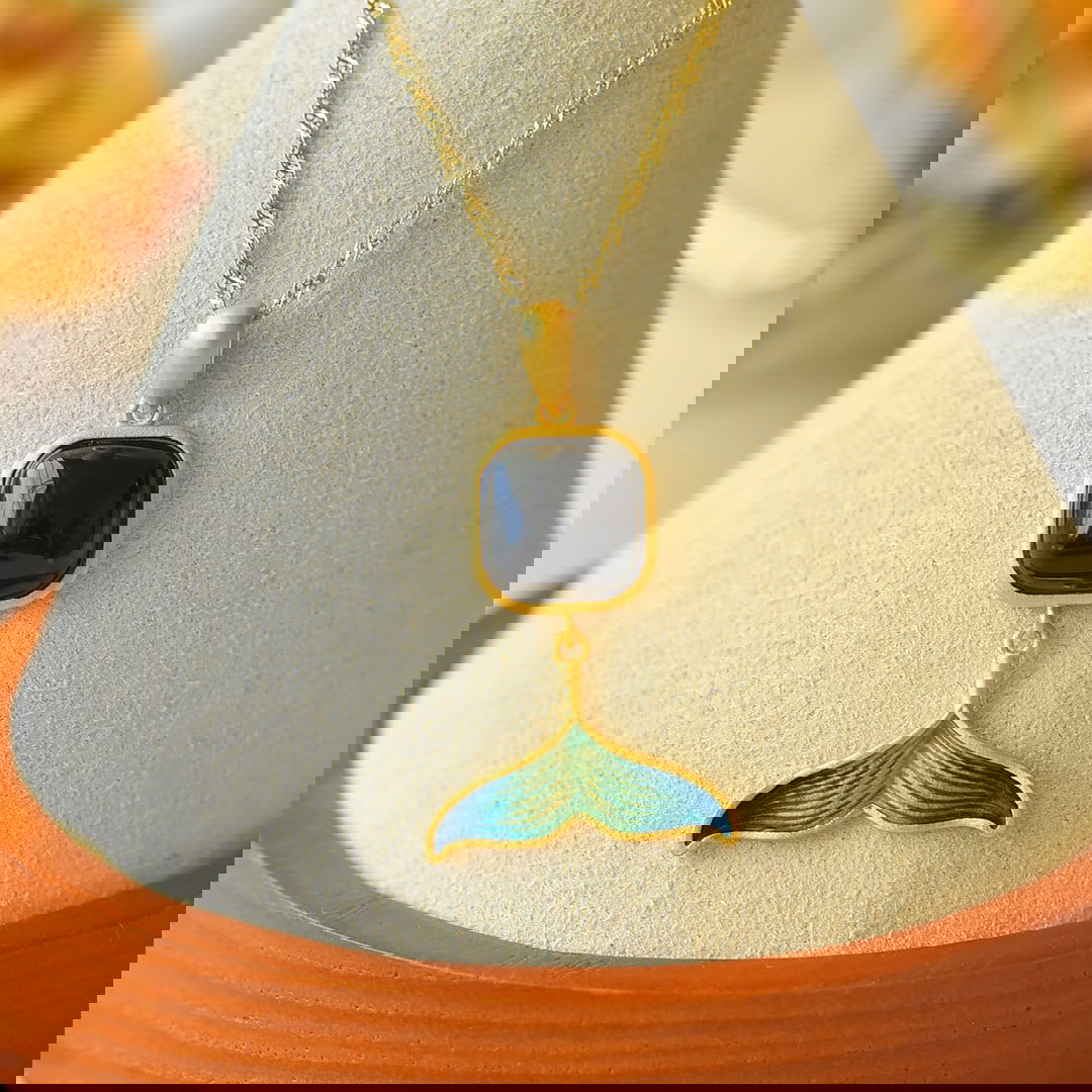 An Exquisite Sterling Silver-Gold Plated Inlaid Black Jade Pendant: Sterling Silver-Gold Plated Inlaid Black Jade Pendant , Size :10mmx10mm 纯银镀金镶黑玉吊坠,尺寸:10mmx10mm