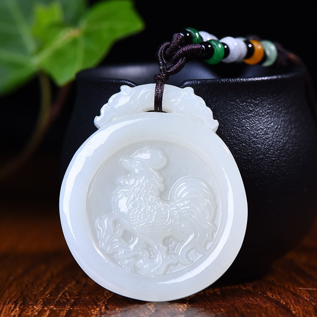 An Exquisite White Jade Rooster Pattern Pendant: An Exquisite White Jade Rooster Pattern Pendant,Size:44mmx52mm (寓意)招财纳福,高官厚禄,心想事成 白玉